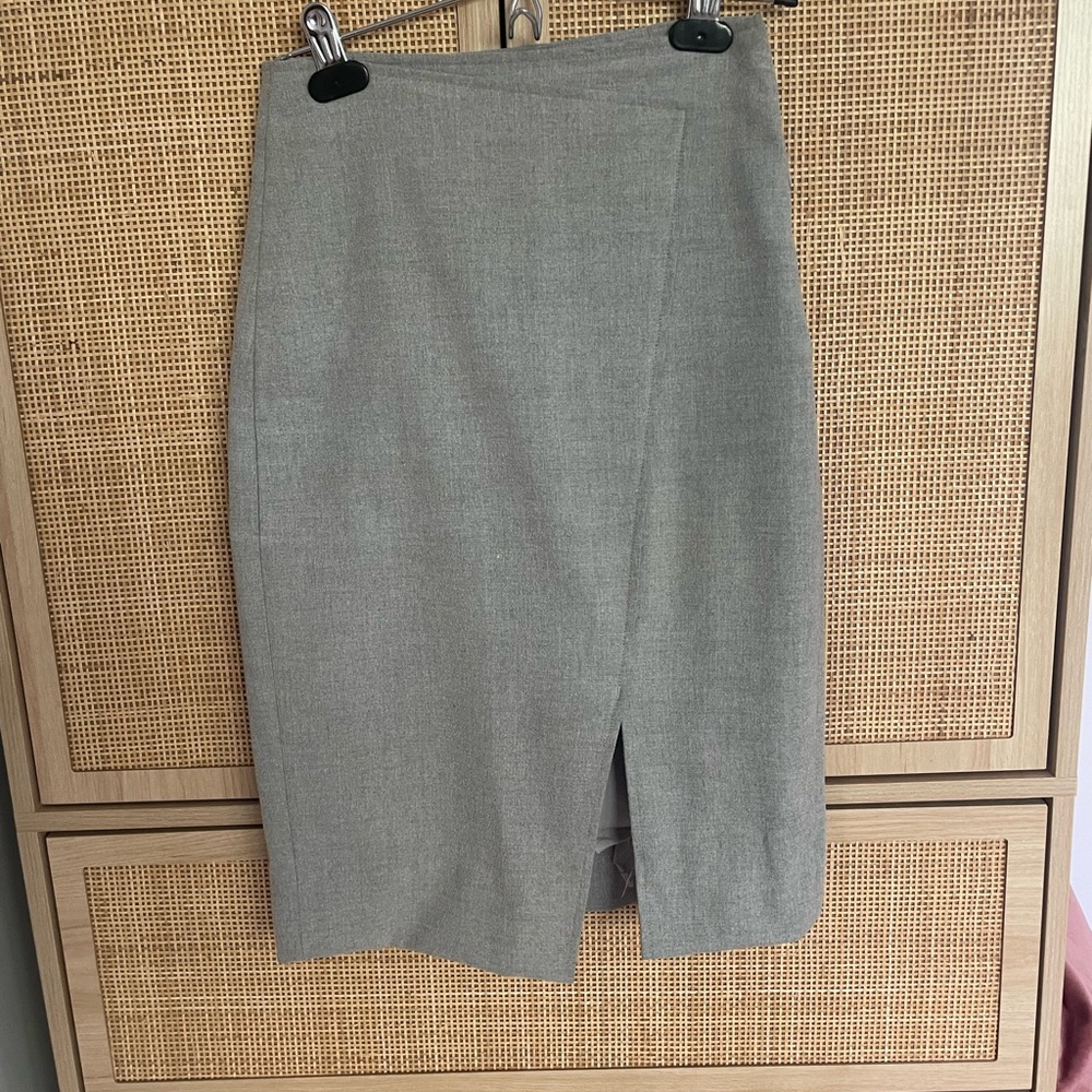 Babaton Gray Knee-Length Pencil Skirt with Slit